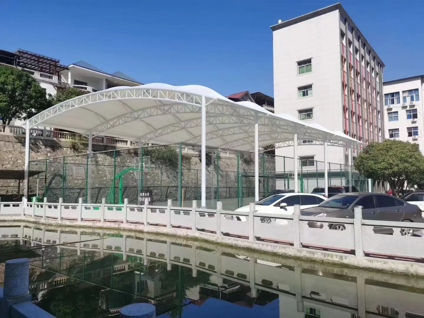 贵州都匀园区停车棚总在漏水生锈？源头膜结构厂家：按本地气候选材，避开三大坑